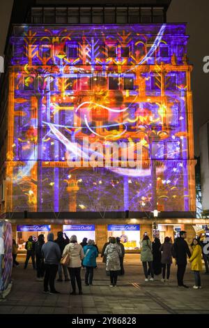 Essen, NRW, Deutschland. Oktober 2024. Besucher sehen sich die „Coda“-Lichtkarte der ukrainischen Künstler Kurbas Pro an. Eröffnungsabend des jährlichen Essen Light Festivals mit 16 großformatigen Lichtinstallationen in der ganzen Stadt. Das Festival ist frei zu sehen und findet jeden Abend von Sonnenuntergang bis 23 Uhr vom 2. Bis 13. Oktober 2024 statt. Quelle: Imageplotter/Alamy Live News Stockfoto