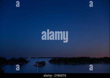 Die Sterne kommen am klaren blauen Nachthimmel über Jomfruland und anderen Inseln im Kragerø-Archipel im norwegischen Telemark hervor. Stockfoto