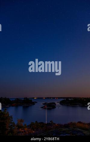 Die Sterne kommen am klaren blauen Nachthimmel über Jomfruland und anderen Inseln im Kragerø-Archipel im norwegischen Telemark hervor. Stockfoto