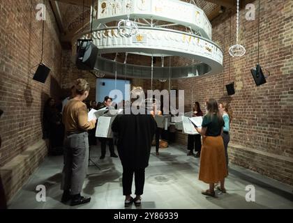 London, Vereinigtes Königreich. Oktober 2024. Belfast HIVE Choir tritt im Serpentine North zur Eröffnung von The Call auf, der ersten britischen Einzelausstellung der Berliner Künstler und Musiker Holly Herndon und Mat Dryhurst. Cristina Massei/Alamy Live News Stockfoto