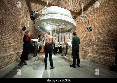 London, Vereinigtes Königreich. Oktober 2024. Belfast HIVE Choir tritt im Serpentine North zur Eröffnung von The Call auf, der ersten britischen Einzelausstellung der Berliner Künstler und Musiker Holly Herndon und Mat Dryhurst. Cristina Massei/Alamy Live News Stockfoto