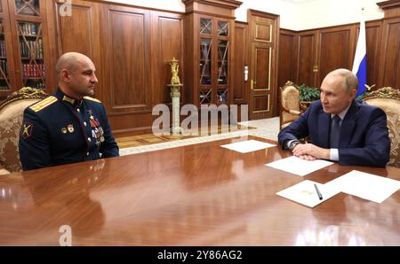 Moskau, Russland. Oktober 2024. Russischer Präsident Wladimir Putin, rechts, hält am 2. Oktober 2024 in Moskau ein persönliches Treffen mit dem Helden der DVR Artyom Zhoga, links, im Kreml ab. Russland. Putin ernannte Zhoga Präsidentengesandten im Ural Federal District durch Befehl. Quelle: Mikhail Metzel/Kreml Pool/Alamy Live News Stockfoto