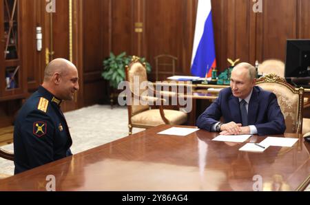 Moskau, Russland. Oktober 2024. Russischer Präsident Wladimir Putin, rechts, hält am 2. Oktober 2024 in Moskau ein persönliches Treffen mit dem Helden der DVR Artyom Zhoga, links, im Kreml ab. Russland. Putin ernannte Zhoga Präsidentengesandten im Ural Federal District durch Befehl. Quelle: Mikhail Metzel/Kreml Pool/Alamy Live News Stockfoto