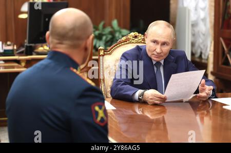 Moskau, Russland. Oktober 2024. Russischer Präsident Wladimir Putin, rechts, hält am 2. Oktober 2024 in Moskau ein persönliches Treffen mit dem Helden der DVR Artyom Zhoga, links, im Kreml ab. Russland. Putin ernannte Zhoga Präsidentengesandten im Ural Federal District durch Befehl. Quelle: Mikhail Metzel/Kreml Pool/Alamy Live News Stockfoto