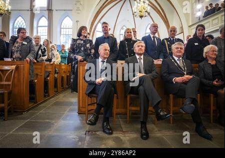 Putten, Niederlande, 2024-10-02 17:36:09 PUTTEN, 02-10-2024, PuttenKönig Willem Alexander ist bei der 80. Gedenkfeier des Puttenangriffs anwesend. Am 1. Und 2. Oktober 1944 führten die deutschen Besatzer einen Überfall durch, bei dem ein großer Teil der männlichen Bewohner Puttens in verschiedene Konzentrationslager gebracht wurde. FOTO: NLBeeld/POOL/Jeroen Jumelet Credit: NL Beeld / Regiofotografen Stockfoto