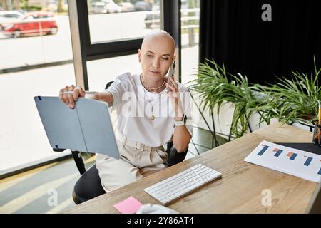 Eine junge Frau, die elegant gekleidet ist, spricht am Telefon, während sie Dokumente überprüft. Stockfoto