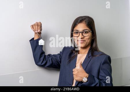 Immobiliendarlehen Werbekonzept niedrige Zinssätze für Traumhaushalte. Perfekt für Banken, Finanzdienstleistungen und Immobilienkampagnen Stockfoto