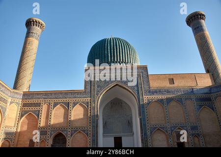 Die herrliche blaue Kuppel und die schmalen Minarette des Gur-e-Amir Mausoleums, der Begräbnisstätte des berühmten Eroberers Timur (Tamerlane), befindet sich in Samarkan Stockfoto