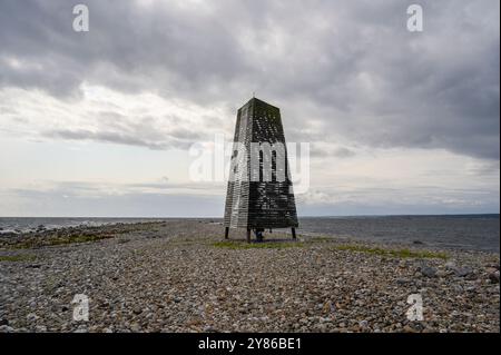 Die Meeresmarke oder Schifffahrtsmarke am flachen, felsigen Strand am südlichen Ende der Insel Jomfruland in Telemark, Norwegen. Stockfoto