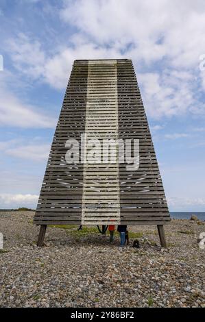 Die Meeresmarke oder Schifffahrtsmarke am flachen, felsigen Strand am südlichen Ende der Insel Jomfruland in Telemark, Norwegen. Stockfoto