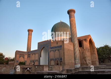 Die herrliche blaue Kuppel und die schmalen Minarette des Gur-e-Amir Mausoleums, der Begräbnisstätte des berühmten Eroberers Timur (Tamerlane), befindet sich in Samarkan Stockfoto