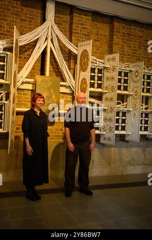 Holly Herndon (links) und Mat Dryhurst (rechts) beim Start ihrer Ausstellung The Call, einer Zusammenarbeit zwischen den in Berln lebenden Künstlern Holly Herndon und Mat Dryhurst und Serpentine Arts Technologies, schlägt die Ausstellung neue kulturelle, rechtliche und technische Rituale für die Kunst im Zeitalter der KI vor. Wie KI unser Leben verbessern kann. Stockfoto