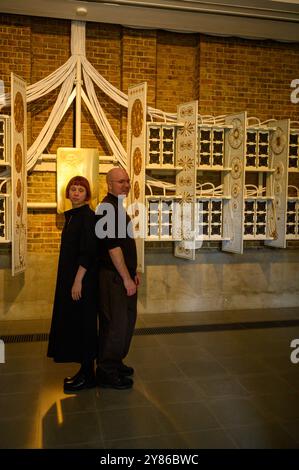 Holly Herndon (links) und Mat Dryhurst (rechts) beim Start ihrer Ausstellung The Call, einer Zusammenarbeit zwischen den in Berln lebenden Künstlern Holly Herndon und Mat Dryhurst und Serpentine Arts Technologies, schlägt die Ausstellung neue kulturelle, rechtliche und technische Rituale für die Kunst im Zeitalter der KI vor. Wie KI unser Leben verbessern kann. Stockfoto