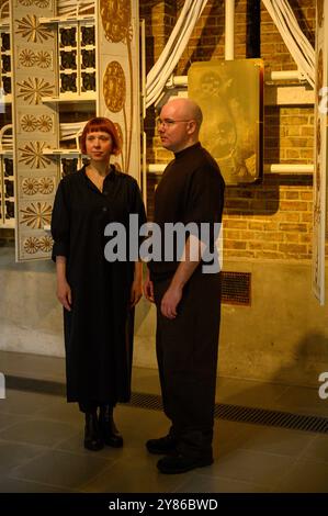 Holly Herndon (links) und Mat Dryhurst (rechts) beim Start ihrer Ausstellung The Call, einer Zusammenarbeit zwischen den in Berln lebenden Künstlern Holly Herndon und Mat Dryhurst und Serpentine Arts Technologies, schlägt die Ausstellung neue kulturelle, rechtliche und technische Rituale für die Kunst im Zeitalter der KI vor. Wie KI unser Leben verbessern kann. Stockfoto