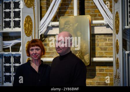 Holly Herndon (links) und Mat Dryhurst (rechts) beim Start ihrer Ausstellung The Call, einer Zusammenarbeit zwischen den in Berln lebenden Künstlern Holly Herndon und Mat Dryhurst und Serpentine Arts Technologies, schlägt die Ausstellung neue kulturelle, rechtliche und technische Rituale für die Kunst im Zeitalter der KI vor. Wie KI unser Leben verbessern kann. Stockfoto