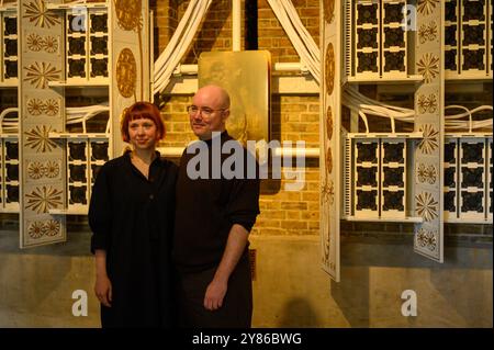 Holly Herndon (links) und Mat Dryhurst (rechts) beim Start ihrer Ausstellung The Call, einer Zusammenarbeit zwischen den in Berln lebenden Künstlern Holly Herndon und Mat Dryhurst und Serpentine Arts Technologies, schlägt die Ausstellung neue kulturelle, rechtliche und technische Rituale für die Kunst im Zeitalter der KI vor. Wie KI unser Leben verbessern kann. Stockfoto