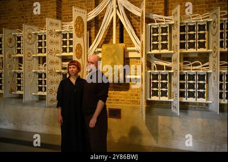 Holly Herndon (links) und Mat Dryhurst (rechts) beim Start ihrer Ausstellung The Call, einer Zusammenarbeit zwischen den in Berln lebenden Künstlern Holly Herndon und Mat Dryhurst und Serpentine Arts Technologies, schlägt die Ausstellung neue kulturelle, rechtliche und technische Rituale für die Kunst im Zeitalter der KI vor. Wie KI unser Leben verbessern kann. Stockfoto