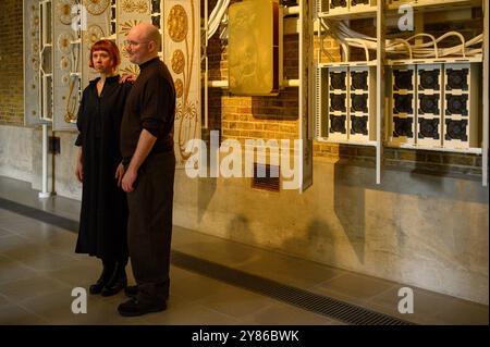 Holly Herndon (links) und Mat Dryhurst (rechts) beim Start ihrer Ausstellung The Call, einer Zusammenarbeit zwischen den in Berln lebenden Künstlern Holly Herndon und Mat Dryhurst und Serpentine Arts Technologies, schlägt die Ausstellung neue kulturelle, rechtliche und technische Rituale für die Kunst im Zeitalter der KI vor. Wie KI unser Leben verbessern kann. Stockfoto