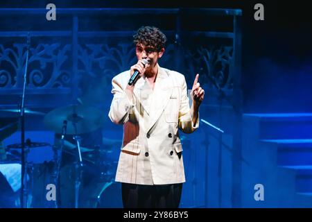 Mailand, Michele Bravi konzertiert während der Tu Cosa Vedi Quando Chiudi gli Occhi Tour im Teatro degli Arcimboldi. Auf dem Foto: Michele Bravi Stockfoto