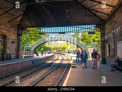 Eine Verstreuung von Menschen an der Pickering Station an der North Yorkshire Moors Railway an einem sonnigen Frühlingstag in North Yorkshire, Großbritannien Stockfoto