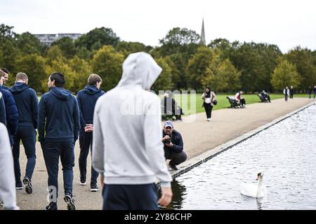 London, Großbritannien. Oktober 2024. KAA Gent Mitarbeiter und Spieler, die während eines Spaziergangs in den grünen königlichen Gärten des Kensington Palace vor einem Fußballspiel zwischen dem britischen Team Chelsea FC und dem belgischen Team KAA Gent am Donnerstag, den 03. Oktober 2024 in London zum Eröffnungstag des UEFA Conference League-Turniers gezeigt werden. BELGA FOTO TOM GOYVAERTS Credit: Belga Nachrichtenagentur/Alamy Live News Stockfoto