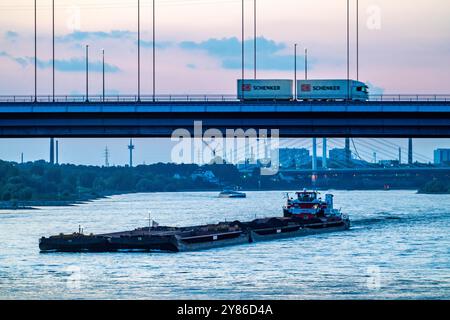 Die Solidaritätsbrücke, Deutschlands längste Festbogenbrücke, über den Rhein von Duisburg-Hochfeld nach DU-Rheinhausen, ist baufällig Stockfoto