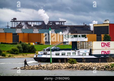 ThyssenKrupp Stahlwerk Duisburg-Bruckhausen, thyssenkrupp Steel Europe AG, Warmbandwerk II Rhein, Frachtschiff Duisburg, NRW, Deutschland Stockfoto