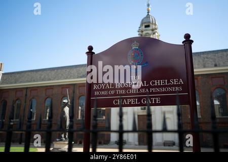 Die Statue des Rentners von Philip Jackson vor dem Royal Hospital Chelsea, London Stockfoto