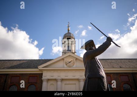 Die Statue des Rentners von Philip Jackson vor dem Royal Hospital Chelsea, London Stockfoto