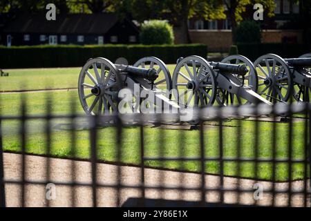 Französische Kanonen und Haubitzen aus der Schlacht von Waterloo auf dem Rasen des Royal Hospital in Chelsea, London Stockfoto