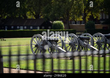 Französische Kanonen und Haubitzen aus der Schlacht von Waterloo auf dem Rasen des Royal Hospital in Chelsea, London Stockfoto