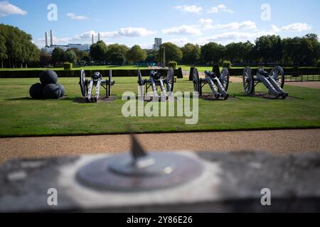 Französische Kanonen und Haubitzen aus der Schlacht von Waterloo auf dem Rasen des Royal Hospital in Chelsea, London Stockfoto