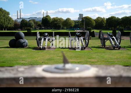 Französische Kanonen und Haubitzen aus der Schlacht von Waterloo auf dem Rasen des Royal Hospital in Chelsea, London Stockfoto