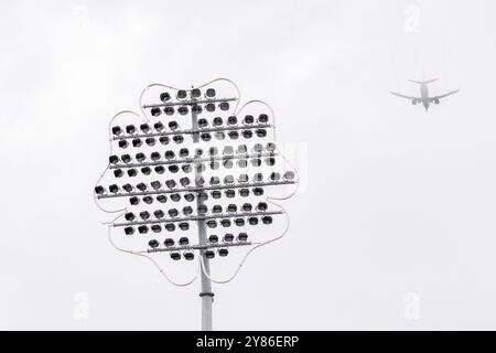 Ein Easy Jet-Flugzeug fährt zum Flughafen Leeds Bradford ab und überquert das Headingley Stadium in Leeds, West Yorkshire, Großbritannien. Stockfoto