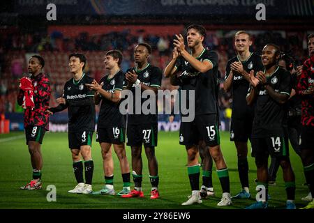 Girona, Spanien. Oktober 2024. Feyenoord-Spieler feiern bei einem Spiel der UEFA Champions League zwischen Girona FC und Feyenoord im Estadi Municipal de Montilivi. Endergebnis: Girona FC 2 - 3 Feyenoord Credit: SOPA Images Limited/Alamy Live News Stockfoto