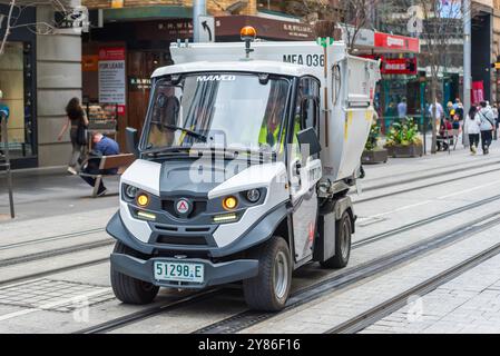 Ein italienischer Alke-Elektrofahrzeug-Müllwagen, der auf der George Street in Sydney in Australien betrieben wird Stockfoto