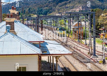 Eine Diesellokomotive der 92er-Klasse, die Kohlewaggons transportierte, hielt in den Lithgow-Bahnhöfen im zentralen Westen von New South Wales, Australien Stockfoto