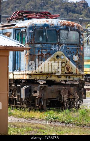 Eine der letzten verbliebenen Elektrolokomotiven der NSW 46, Nummer 4627 auf einem Anschlussgleis bei Lithgow Rail Yards in NSW, die auf die Restaurierung wartet. Stockfoto