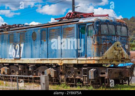 Eine der letzten verbliebenen Elektrolokomotiven der NSW 46, Nummer 4627 auf einem Anschlussgleis bei Lithgow Rail Yards in NSW, die auf die Restaurierung wartet. Stockfoto