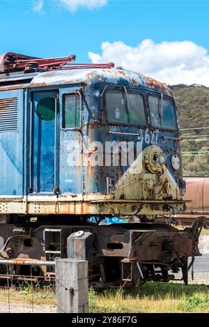 Eine der letzten verbliebenen Elektrolokomotiven der NSW 46, Nummer 4627 auf einem Anschlussgleis bei Lithgow Rail Yards in NSW, die auf die Restaurierung wartet. Stockfoto