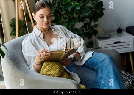 Eine junge Frau liest gerne ein Buch in ihrer gemütlichen Umgebung, umgeben von Grün und Ruhe. Stockfoto