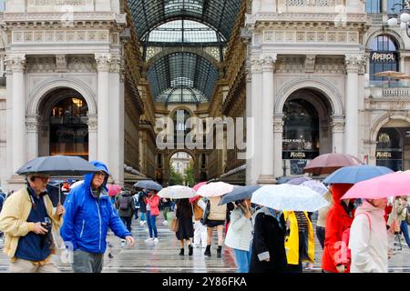 Mailand, Italien. Oktober 2024. Maltempo e pioggia a Milano - Cronaca - Milano, Italia - Giovedì, 03 Ottobre 2024 (Foto Marco Cremonesi/LaPresse) Schlechtes Wetter und Regen in Mailand - Nachrichten - Mailand, Italien - Donnerstag, 03. Oktober 2024 (Foto Marco Cremonesi/LaPresse) Credit: LaPresse/Alamy Live News Stockfoto