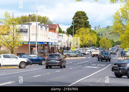 Die Hauptstraße (Adelaide Street) von Blayney in Central Western New South Wales, Australien, die Teil des Mid Western Highway in NSW ist Stockfoto