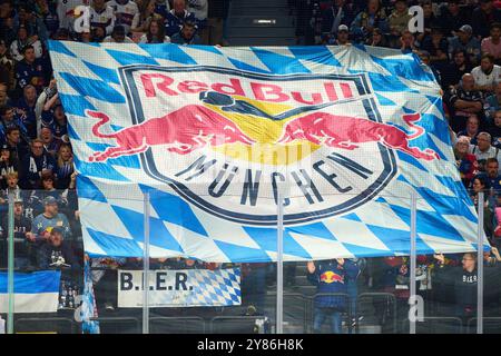 München, Deutschland. Oktober 2024. EHC Fans im Penny DEL Match EHC RB MÜNCHEN - GRIZZLYS WOLFSBURG 7-4 im SAP Garden in München, Deutschland, 2. Oktober 2024. Saison 2024/2025, Spieltag 5, Fotograf: ddp Images/STAR-Images Credit: ddp Media GmbH/Alamy Live News Stockfoto