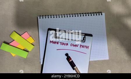 Konzept von Make Your Own Path Schreiben Sie auf Papiere isoliert auf hölzernem Hintergrund. Stockfoto