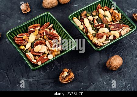 Großes Sortiment an Muttern. Pistazien, Cashews, Walnüsse und Erdnüsse in einer Schüssel. Superfood. Stockfoto