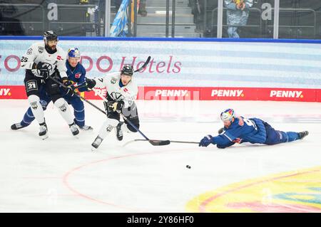 München, Deutschland. Oktober 2024. Matthew White, Grizzlys WOB 97 Darren Archibald, Grizzlys WOB 25 konkurrieren, zweikampf, Kampf um den Puck gegen Maximilian KASTNER, EHC RB MUC 93 Patrick HAGER, EHC RB MUC 52 im Penny DEL Match EHC RB MÜNCHEN - GRIZZZLYS WOLFSBURG 7-4 im SAP Garden in München, Deutschland, 2. Oktober 2024. Saison 2024/2025, Spieltag 5, Fotograf: ddp Images/STAR-Images Credit: ddp Media GmbH/Alamy Live News Stockfoto