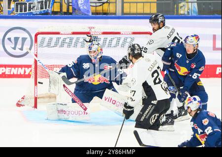 München, Deutschland. Oktober 2024. Mathias Niederberger, Torhüter EHC 35 Emil Johansson, EHC RB MUC 57 verteidigen gegen Darren Archibald, Grizzlys WOB 25 Nicholas Caamano, Grizzlys WOB 27 im Penny DEL Match EHC RB MÜNCHEN - GRIZZLYS WOLFSBURG 7-4 im SAP Garden in München, 2. Oktober 2024. Saison 2024/2025, Spieltag 5, Fotograf: ddp Images/STAR-Images Credit: ddp Media GmbH/Alamy Live News Stockfoto