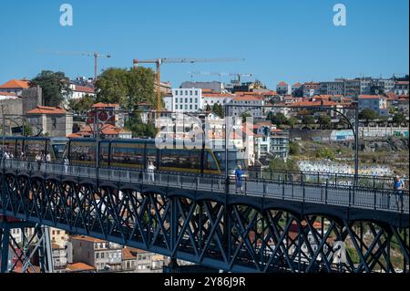 Porto, Portugal - 13. September 2024: Straßenbahnfahrt über die berühmte Brücke in Porto an einem hellen sonnigen Tag Stockfoto