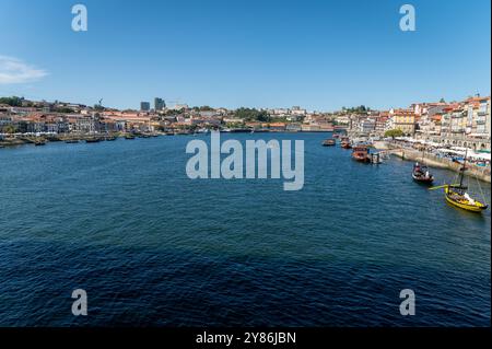Porto, Portugal - 13. September 2024 : Blick von der Sonne über den Fluss Douro und die Skyline von Porto an klaren Tagen Stockfoto